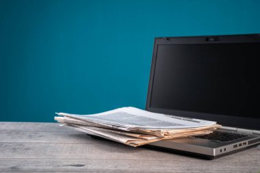 Dizüstü bilgisayar, bilgi, medya konsepti, eski ve yeni bilgi kaynakları