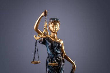 Adaletin gözü bağlı kadın terazi tutuyor.