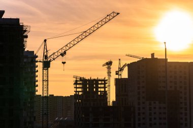 Yüksek binalar, binaların yanına vinç, inşaat konsepti.