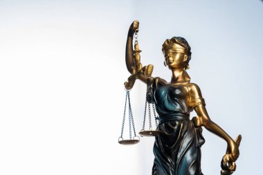 Adaletin gözü bağlı kadın terazi tutuyor.