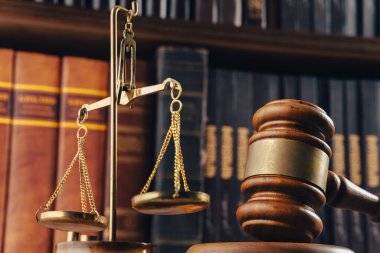 Gavel ve Adalet Ölçüleri Kütüphanede
