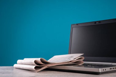 Dizüstü bilgisayar, bilgi, medya konsepti, eski ve yeni bilgi kaynakları