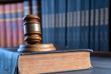 Gavel of Justice kütüphanede bir kitap üzerinde