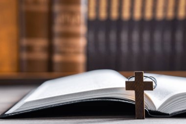 Açık İncil 'in yanında tahta haç gerdanlık, Hristiyan konsepti, dini sembol