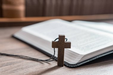 Açık İncil 'in yanında tahta haç gerdanlık, Hristiyan konsepti, dini sembol