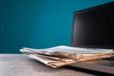 Dizüstü bilgisayar, bilgi, medya konsepti, eski ve yeni bilgi kaynakları