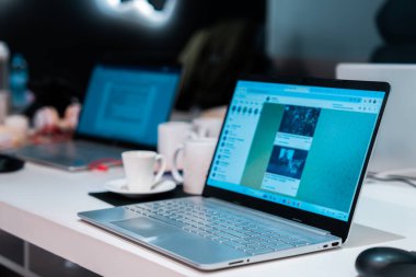 Ofiste dizüstü bilgisayarlar, çalışma ortamı, iş konsepti