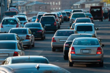 İki yönlü yolda trafik sıkışıklığı, araba kuyruğu