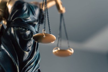 Denge terazili Bayan Adalet, Hukuki Kavram