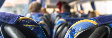 Yolcular otobüsün içinde.