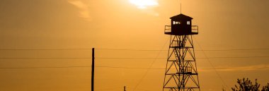 Günbatımındaki yangın gözetleme kulesi.