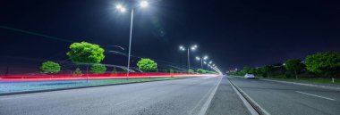 Boş asfalt yol ve geceleri sokak lambaları