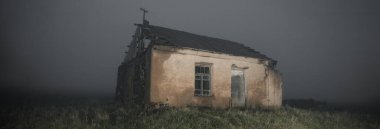 Sisli topraklarda terk edilmiş eski bir ev.