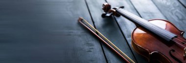 Siyah ahşap masada keman