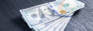 Masaya yığınla yüz dolar.