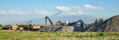 Ararat Dağı 'nda inşaat ve inşaat malzemeleri.