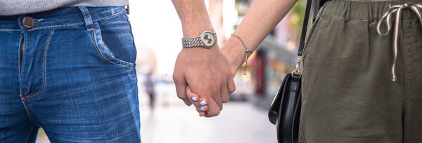 женщина и мужчина идут рука об руку