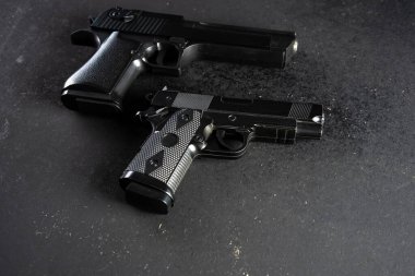 Siyah masada iki silah, suç kavramı