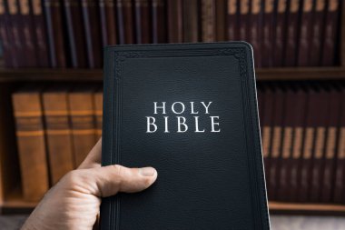 Kutsal İncil insan eliyle kütüphanede, Hristiyan konsepti, dini sembol