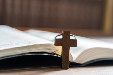 Açık İncil 'in yanında tahta haç gerdanlık, Hristiyan konsepti, dini sembol