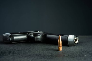 Silah ve kurşun siyah masada, suç kavramı