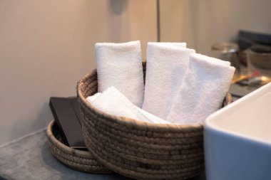 Saman sepetinde otel havluları, servis endüstrisi konsepti