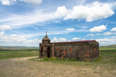 Manzaradaki eski, yarı harap Ermeni kilisesi.