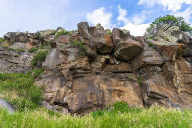 Yeşil bölgede dağlar ve kayalar, ilkbahar havası