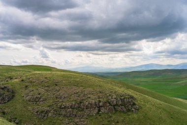 Yeşil manzara, dağlar, bahar doğası.