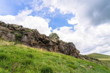 Yeşil bölgede dağlar ve kayalar, ilkbahar havası