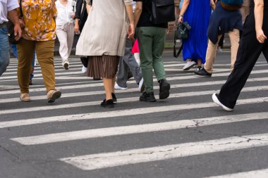 İnsanlar caddeyi geçer, şehir hayatı
