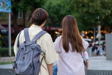 Şehir manzaralarını ve seyahat konseptini araştıran turistler