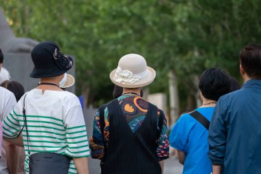 Şehir manzaralarını ve seyahat konseptini araştıran turistler