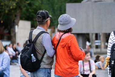 Şehir manzaralarını ve seyahat konseptini araştıran turistler