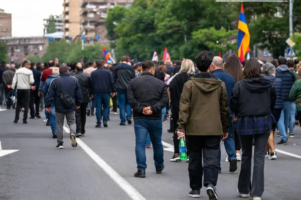 Şehirde protesto, miting, kalabalık