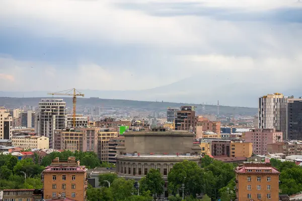 Güzel, parlak bir şehir manzarası.