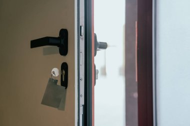 Otel odasının kapısı yarı açık, turuncu ve sarı tasarım, servis endüstrisi konsepti