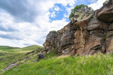 Yeşil bölgede dağlar ve kayalar, ilkbahar havası