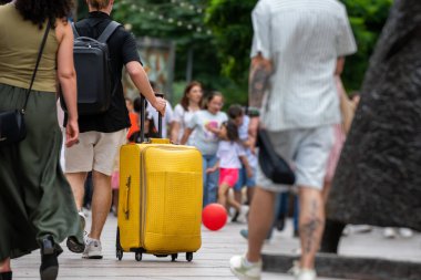 Şehirde bir grup insan.