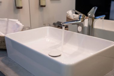 Açık bir musluktan akan su, ekolojik bir kavram.