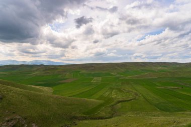 Yeşil manzara, dağlar, bahar doğası.