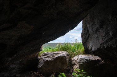 Mağaranın içinden doğal bir manzara, doğa, ışık., 