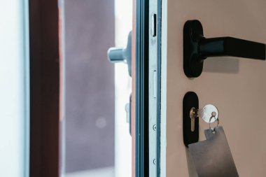 Otel odasının kapısı yarı açık, turuncu ve sarı tasarım, servis endüstrisi konsepti