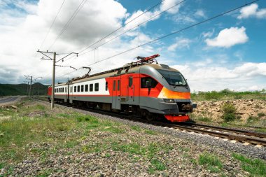 Kırmızı tren doğada tren yolu, seyahat konsepti