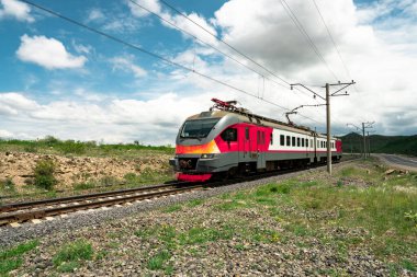 Kırmızı tren doğada tren yolu, seyahat konsepti