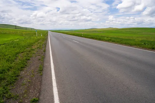 Asfalt yol, çimenli kaldırımlar, seyahat kavramı