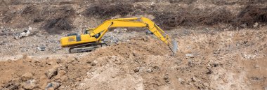 Güneşli bir günde endüstriyel makineyle çakıl ocağı kazma sahası