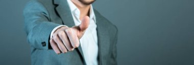 İş adamı eli tamam. Gri sırtı imzalayın.