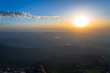 Yeşil Dağlar güzel manzara, seyahat konsepti, dağ ülkesi