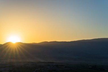 Dağın arkasından gün ışığı parlıyor, güzel manzara, doğal konsept.